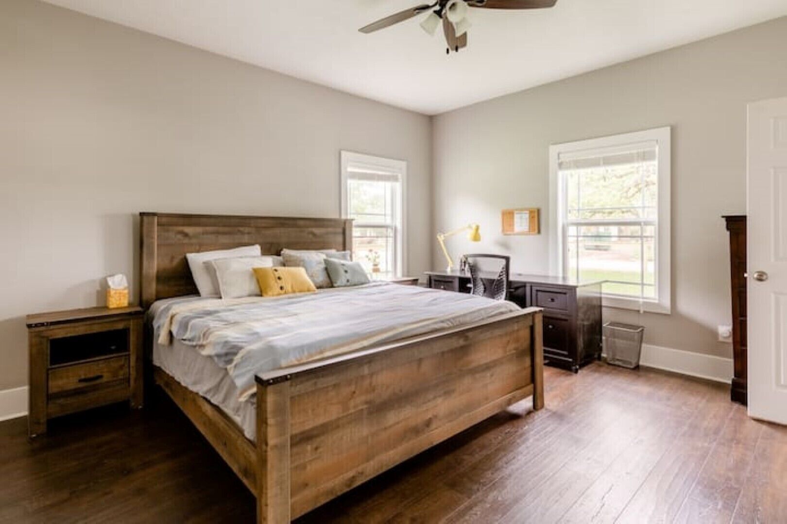 4 soverom, skrivebord, strykejern/-brett og reiseseng for barn