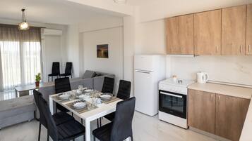 Kühlschrank, Kochgeschirr/Geschirr/Besteck, Esstisch