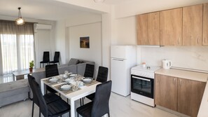 Refrigerador, utensilios de cocina y comedor 