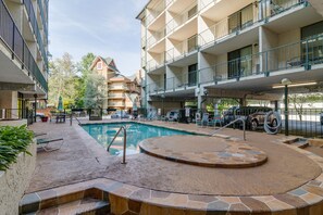 Indoor pool, outdoor pool - Remodeled Cozy condo with Kitchenette in Downtown Gatlinburg - Walk everywhere (Gatlinburg)
