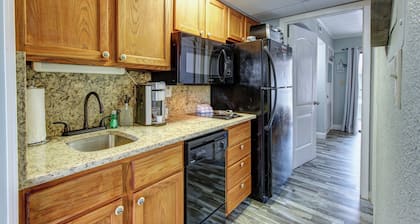 Remodeled Cozy condo with Kitchenette in Downtown Gatlinburg - Walk everywhere