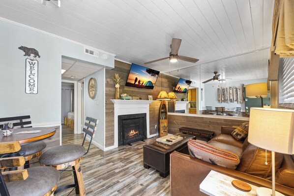 TV - Remodeled Cozy condo with Kitchenette in Downtown Gatlinburg - Walk everywhere (Gatlinburg)