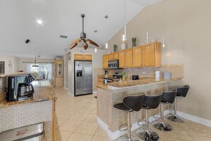 ثلاجة، ميكروويف، فرن، موقد طهي مسطح