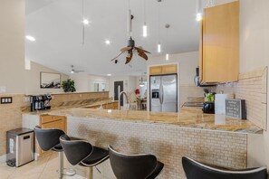 ثلاجة، ميكروويف، فرن، موقد طهي مسطح