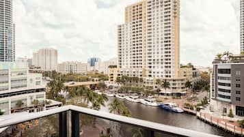 Departamento, 3 habitaciones, balcón, vista al río | Vista del balcón