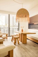 公寓, 3 间卧室, 阳台, 河景 | 起居区 | 50-英寸纯平电视 （配备数码频道）、电视