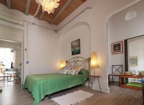 2 bedrooms, travel cot, free WiFi, bed sheets