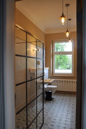 シャワー、ヘアドライヤー、タオル、石鹸