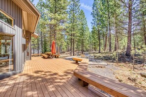 Outdoor dining - Pools, Private Hot Tub & Pool Table. Upscale Lodge (Sisters)