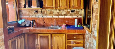 Refrigerador, microondas, horno y cafetera y tetera