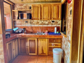 Kühlschrank, Mikrowelle, Ofen, Wasserkocher mit Kaffee-/Teezubehör