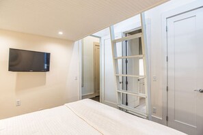 4 bedrooms, iron/ironing board, travel cot, free WiFi