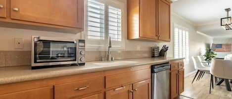 Frigorifero, microonde, forno, piano cottura