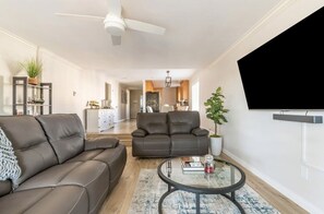 Una Smart TV, una chimenea, libros