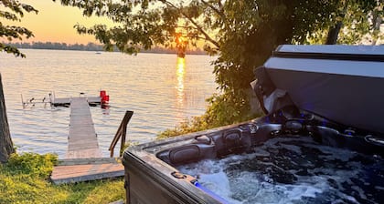 Entire lakeside cottage with 6 person hot tub