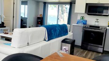 Kylskåp, mikrovågsugn, ugn och spishäll