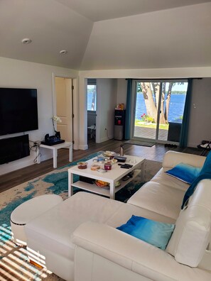 Téléviseur connecté, foyer, lecteur de DVD