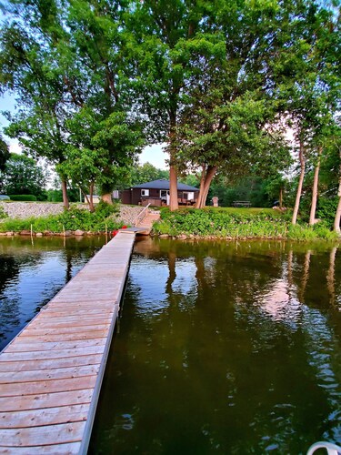 Entire lakeside cottage with 6 person hot tub