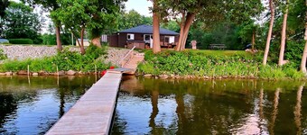 Entire lakeside cottage with 6 person hot tub