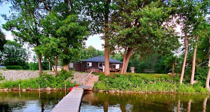 Entire lakeside cottage with 6 person hot tub
