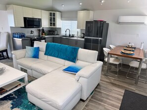 Smart TV, fireplace, DVD player - Entire lakeside cottage with 6 person hot tub (Sebright)
