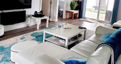 Entire lakeside cottage with 6 person hot tub