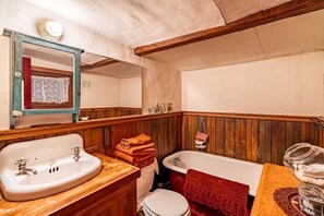 Duschwanne, Haartrockner, Handtücher, Seife