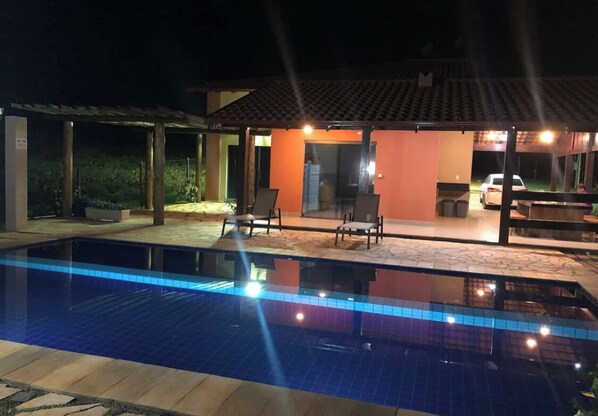 Inomhuspool och utomhuspool