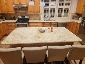 冷蔵庫、電子レンジ、オーブン、コンロ