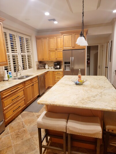 Well-equipped 3BR/3BA with large common space in the heart of Historic Downtown