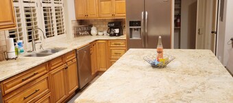 Well-equipped 3BR/3BA with large common space in the heart of Historic Downtown