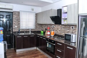 Mikrobølgeovn og kjøkkenutstyr