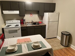 Fridge, microwave, oven, stovetop - Newly renovated rocket city studio (Huntsville)