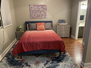 1 habitación, escritorio, tabla de planchar con plancha y wifi 