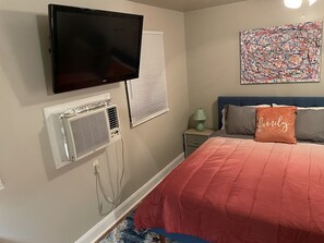 1 bedroom, desk, iron/ironing board, WiFi - Newly renovated rocket city studio (Huntsville)