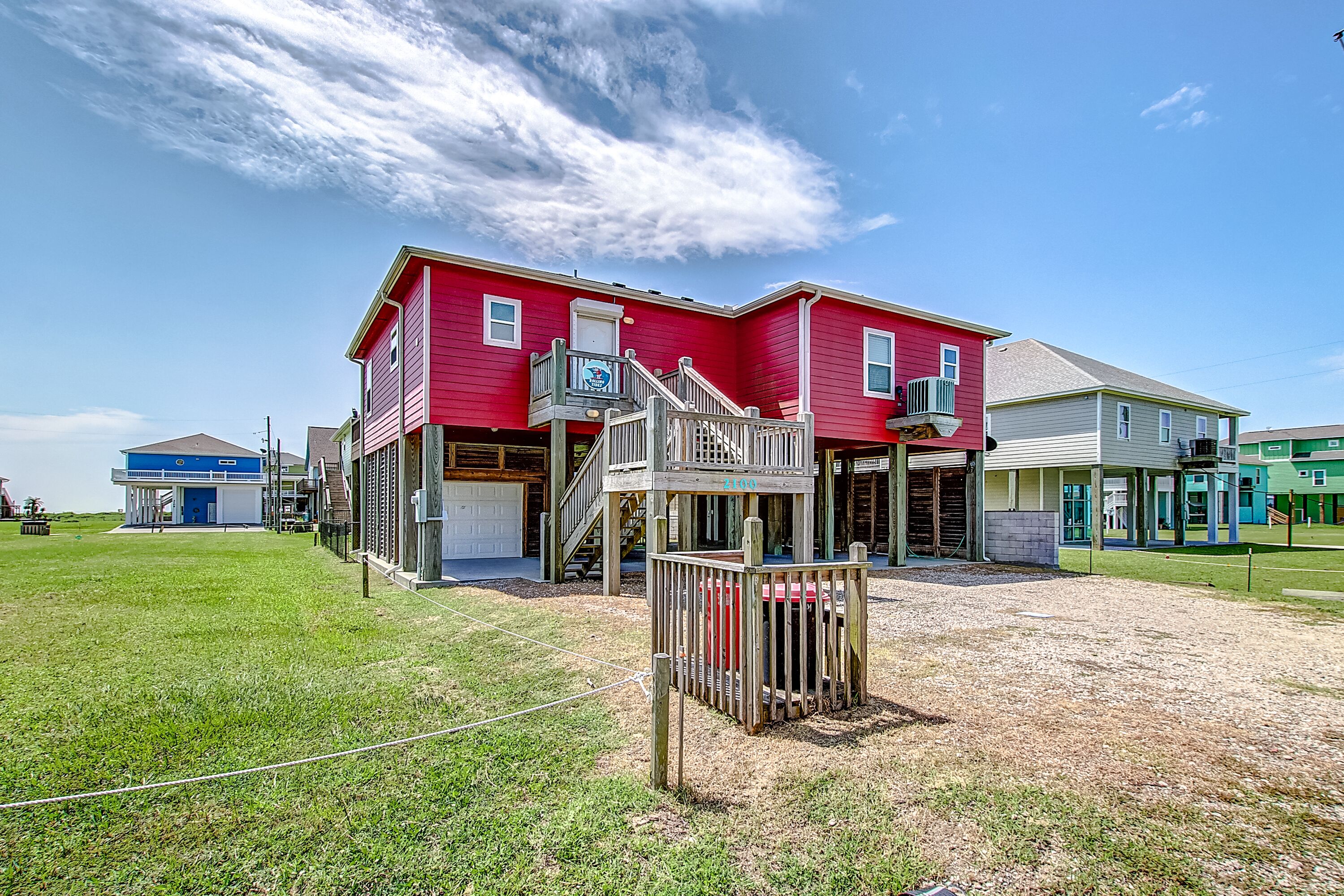 Rolling Tides - cute home just a short walk to the beach!