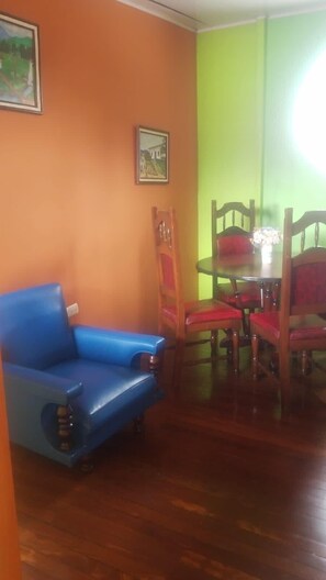 Dining - Full apartment 5 minutes Airport 2nd floor, high internet connection  (Alajuela Villa Bonita)
