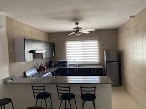 Mikrowelle, Geschirrspüler, Wasserkocher mit Kaffee-/Teezubehör