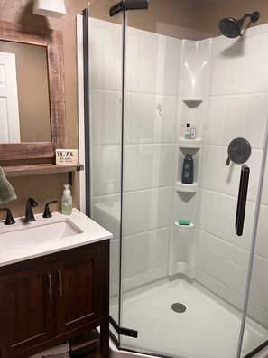 Dusche, Handtücher, Toilettenpapier