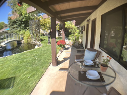 Charming west Bishop studio guest house in garden setting.