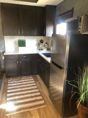 Een koelkast, een microgolfoven, een oven, een kookplaat