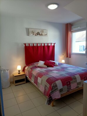 1 quarto, ferros/tábuas de passar roupa, berço de viagem