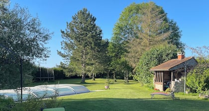 Quiet family home with pool & spa - near Giverny, Thoiry and golf course