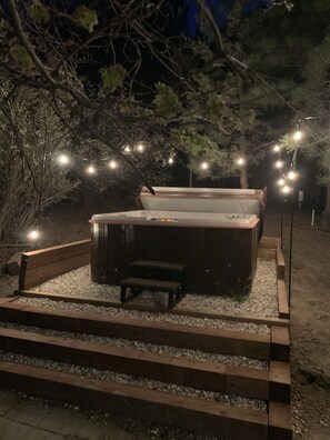 Outdoor spa tub - Maison Solange Boho Modern Cabin in Moonridge w/ hot tub, Near resorts golf zoo (Big Bear City)