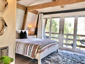 2 chambres, bureau, fer et planche à repasser, lit de bébé portatif