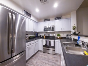 冰箱、微波炉、烤箱、炉灶