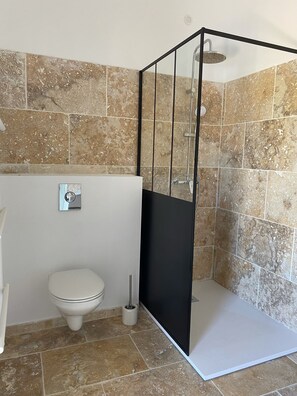 Douche, serviettes fournies, shampoing, papier toilette