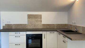 Réfrigérateur, four, plaque de cuisson, cafetiÚre/bouilloire