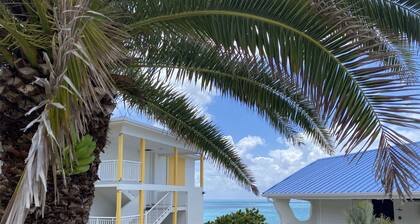 Luxus-Studio mit Blick auf die orientalische Meeresbucht