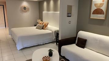 1 室のベッドルーム、セーフティボックス (室内)、デスク、アイロン / アイロン台